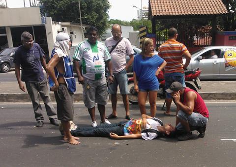 Acidente envolvendo moto e carro próximo a buraco denunciado por internauta