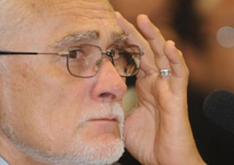 Genoino passa mal e defesa pede que ele seja levado para prisão domiciliar