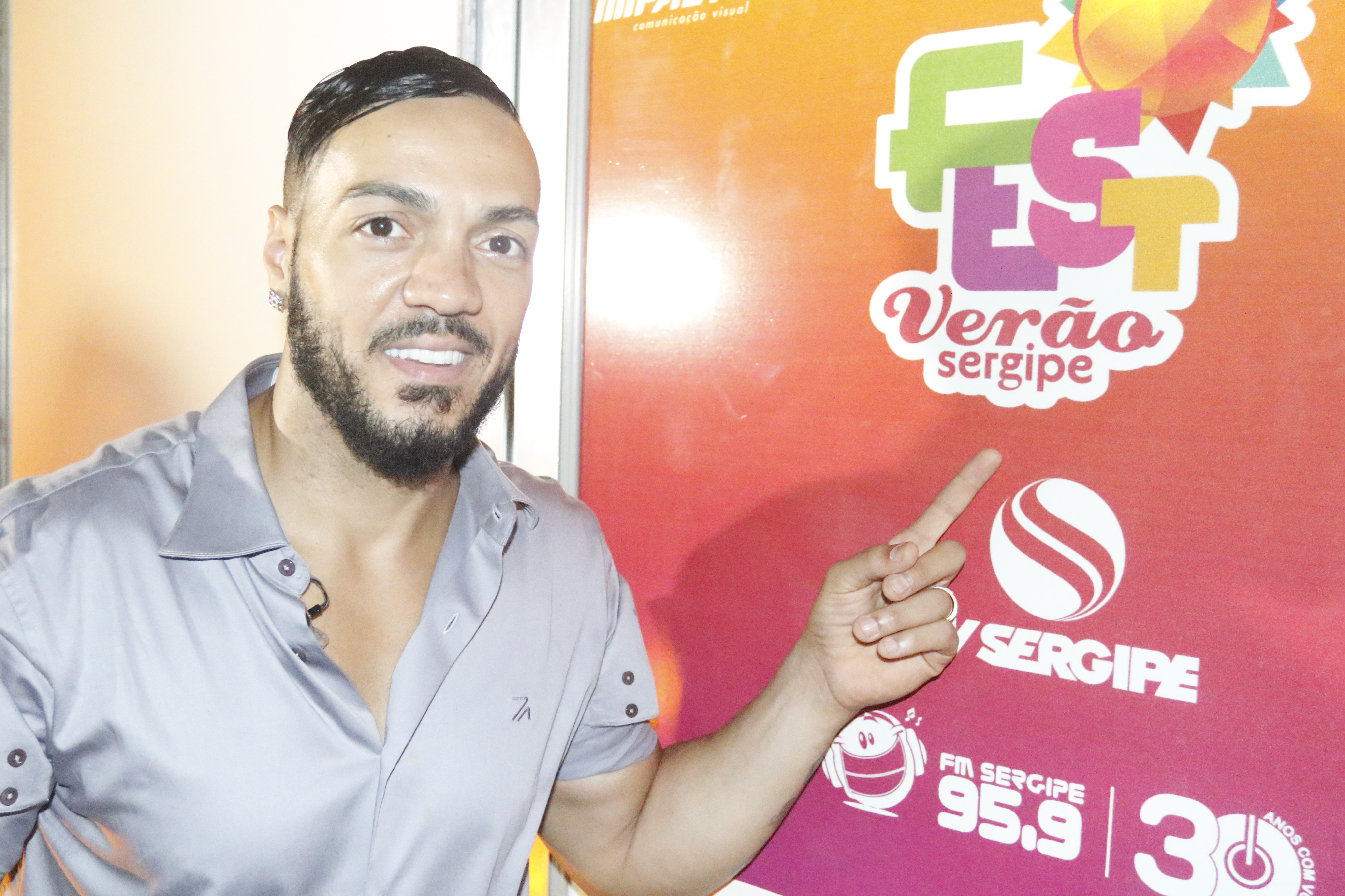 Belo faz 'reforma' nos dentes e exibe novo visual