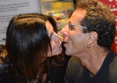 Tony Bellotto lança livro e ganha beijos de Mallu Mader