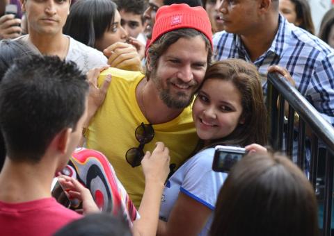 Saulo faz a alegria de fãs na porta do hotel 