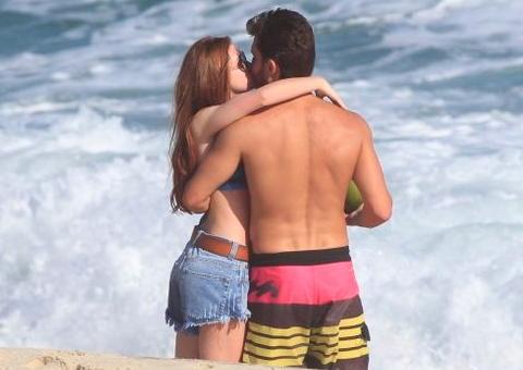 Com a mãe à tiracolo, Marina Ruy Barbosa namora na praia