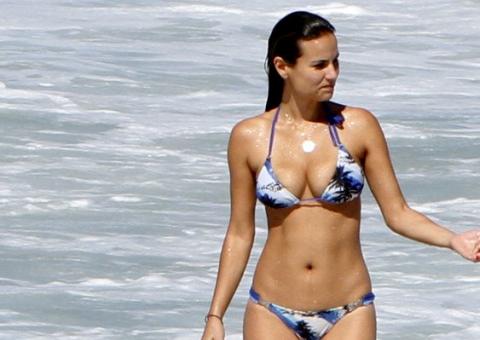  Úrsula Corona curte praia e toma banho de mar 