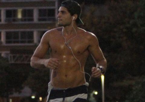  Ex-BBB André corre sem camisa no Rio