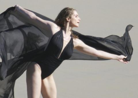 Letícia Spiller posa após turbinada nos seios