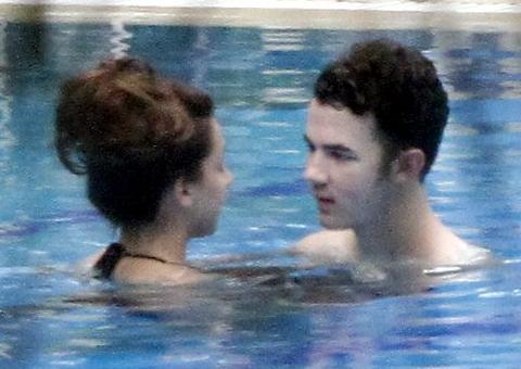 Kevin Jonas, do "Jonas Brothers" namora em piscina do Rio