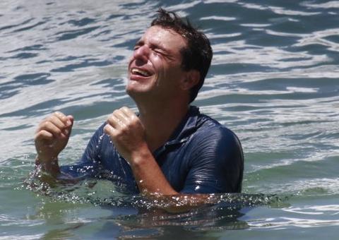  Théo, de 'Salve Jorge': Rodrigo Lombardi vive cena dramática em mergulho no mar