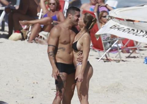 Ex-BBB Yuri namora muito na praia com Bailarina do Faustão