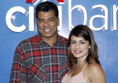 Todo sorridente,  Maurício Mattar leva namorada nova a evento