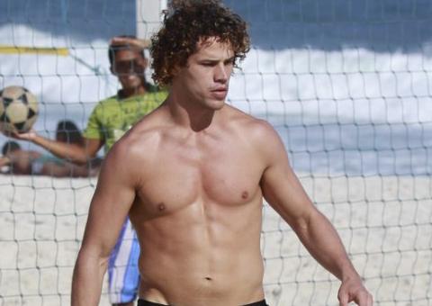 José Loreto mostra tanquinho enquanto joga vôlei na praia