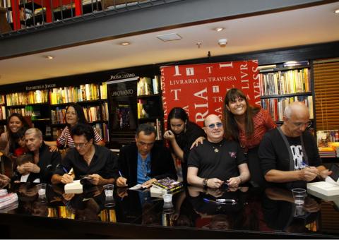 Fãs do Roupa Nova invadem livraria em lançamento de biografia da banda