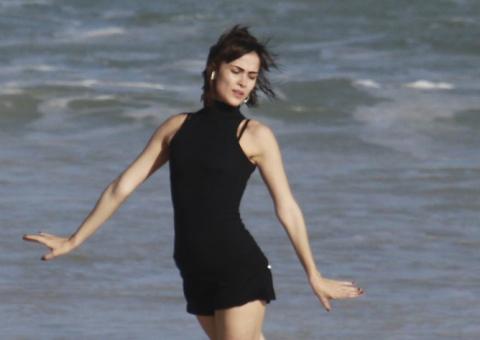  Maria Casadevall é clicada dançando sozinha na praia
