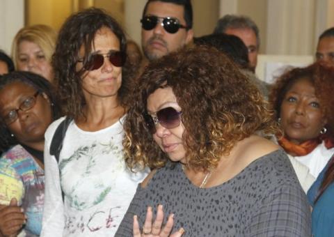 Famosos se emocionam na despedida de Emílio Santiago