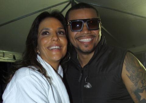  Naldo faz show após 10 dias da morte da mãe