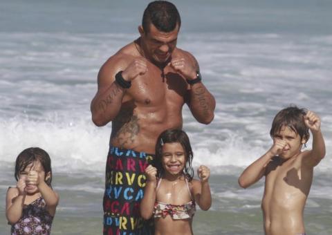 Filhos de Vitor Belfort brincam de luta com pai na praia
