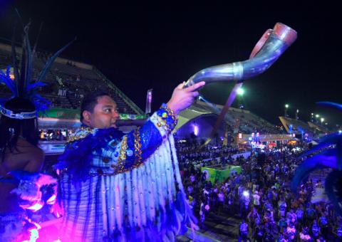 Prince do Boi agita a galera azul e branca no Sambódromo