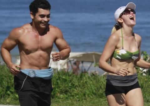 Acompanhada, Antônia Fontenelle corre e se diverte na orla da Barra