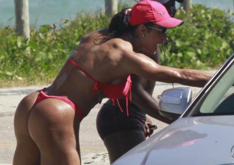 Gracyanne Barbosa exibe músculos em dia de praia