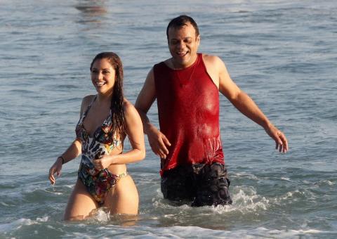  Ex-BBBs Maria e Daniel curtem praia juntos 