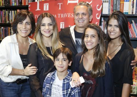 Glória Pires, Cleo Pires e Antonia Morais vão ao lançamento de DVD de Orlando Morais