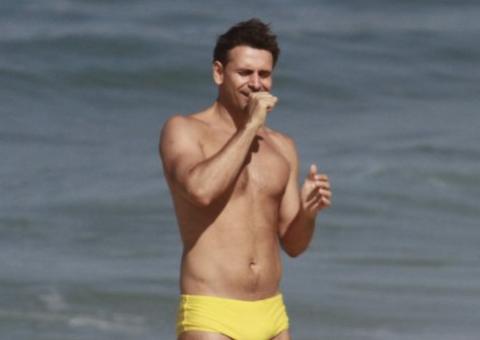 Murilo Rosa usa microfone imaginário para cantar na praia e só depois percebe paparazzo