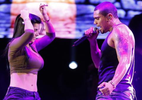  Show de Naldo chama a atenção com dançarinas e acrobacias