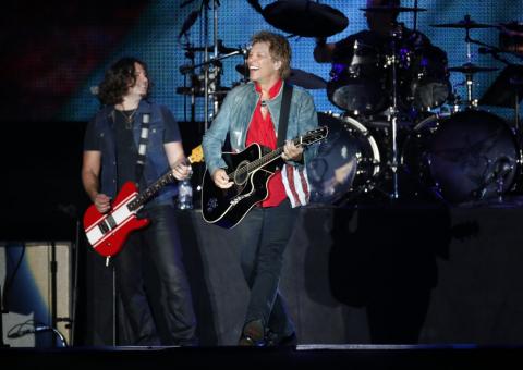 Com 30 anos de carreira, Bon Jovi empolga fãs no Rock in Rio