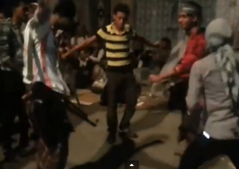 Homem dança 'Gangnam Style' armado e mata dois