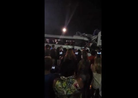 Vídeo mostra que havia poucos para ajudar e muitos para filmar