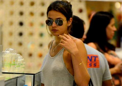 Bruna Marquezine dispensa sutiã e tenta esconder seios de paparazzo