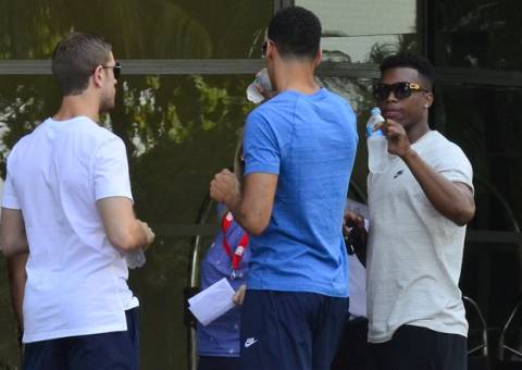   Jogadores da Inglaterra posam com fãs brasileiros no Rio