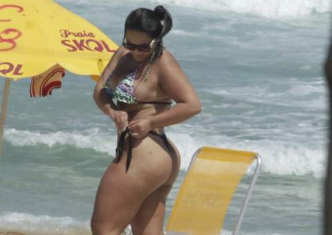 Mulher Melancia mostra atributos de fio dental na praia