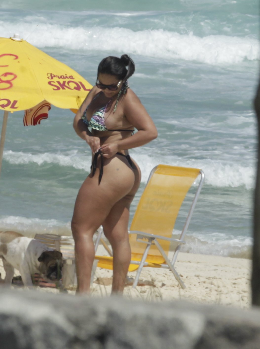 Mulher Melancia mostra atributos de fio dental na praia