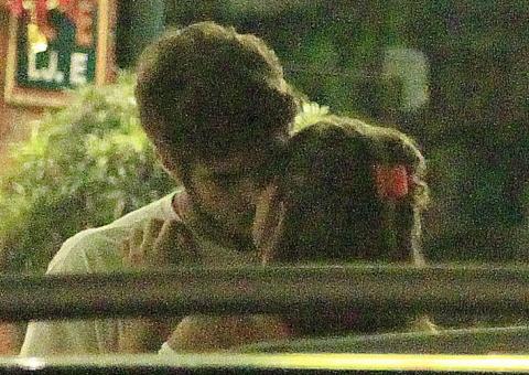 Após esconderem romance, Caio Castro e Maria Casadevall são flagrados aos beijos