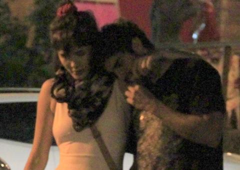  Caio Castro leva Maria Casadevall para jantar romântico