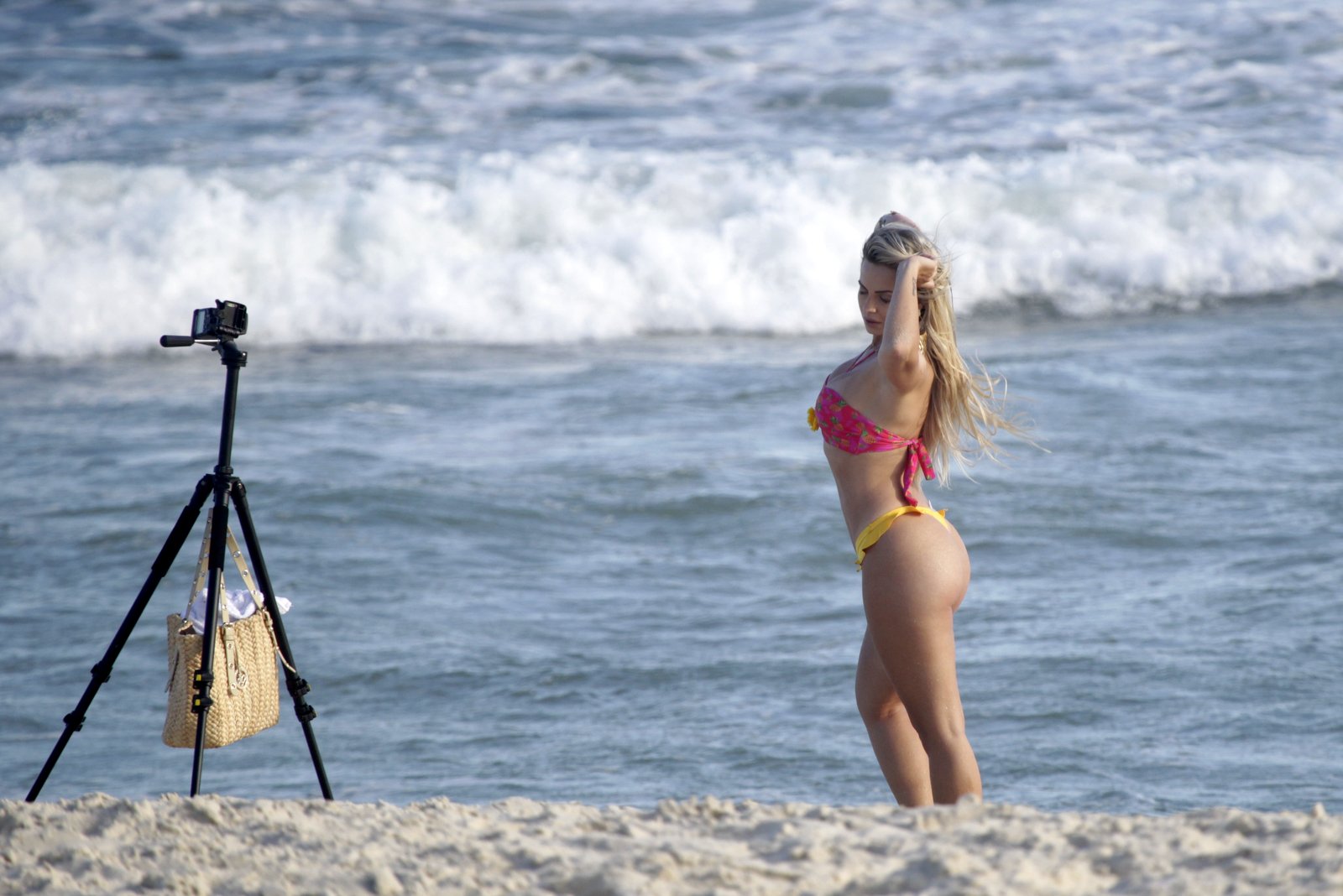  Veridiana Freitas é flagrada trocando de biquíni na praia