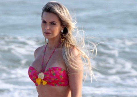  Veridiana Freitas é flagrada trocando de biquíni na praia