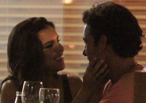  Depois de Di Ferrero virar a página, Mariana Rios aparece aos beijos