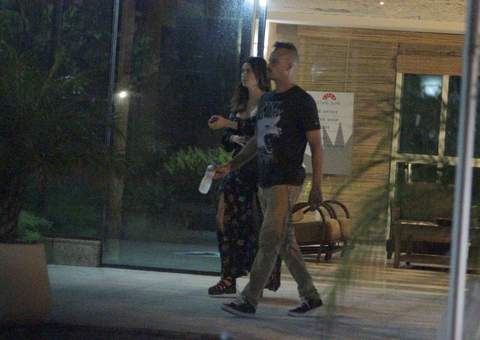 Paulinho Vilhena e Thaila Ayala são flagrados juntos