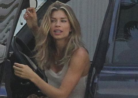 Grazi e Cauã são clicados no apartamento onde moravam juntos