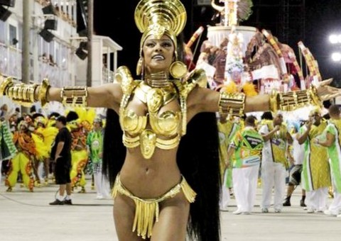 Cris Vianna leva tombo na Sapucaí em desfile das campeãs
