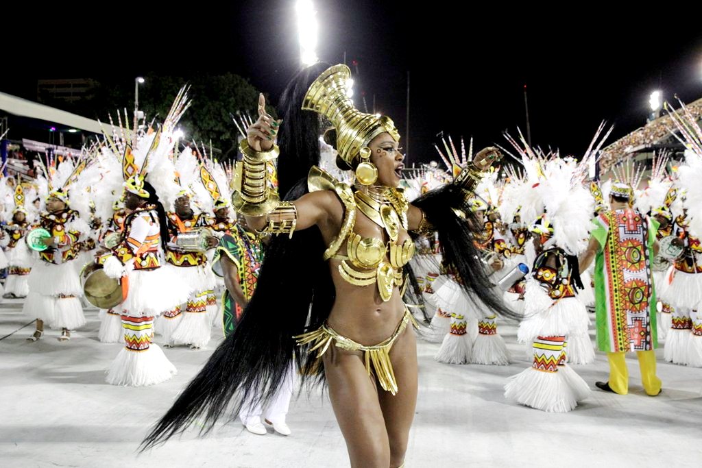 Cris Vianna leva tombo na Sapucaí em desfile das campeãs