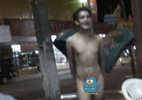 Jovem anda pelado e agride pedestres