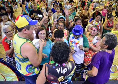 Idosos se preparam para abrir o Carnaval 2015