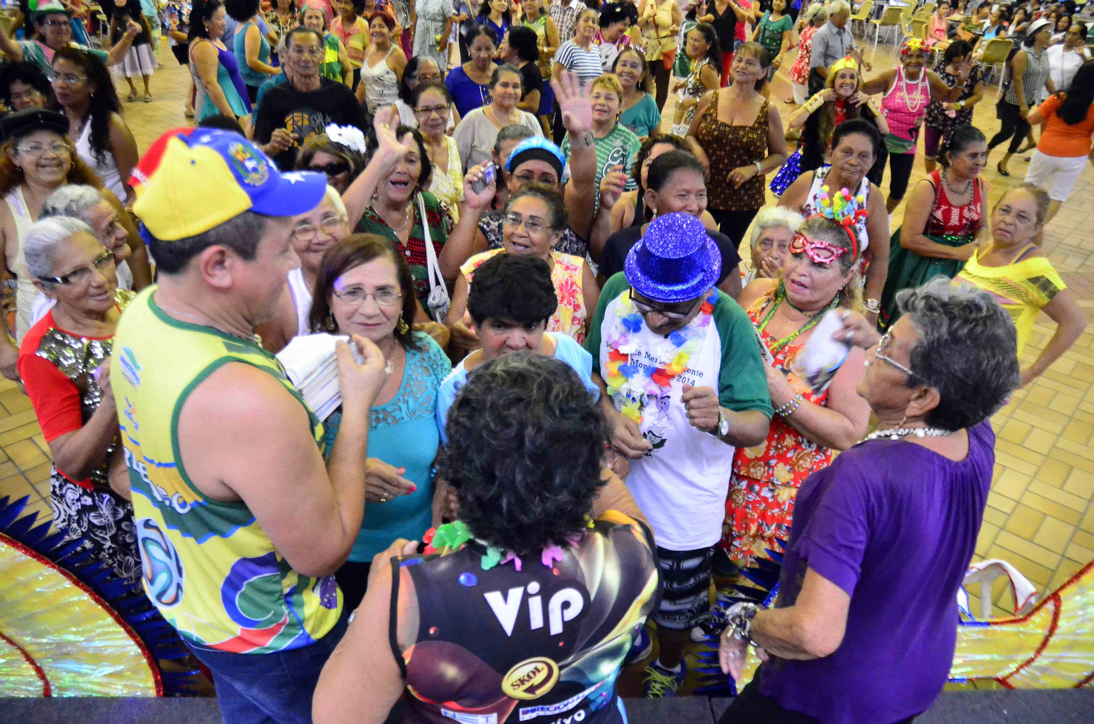 Idosos se preparam para abrir o Carnaval 2015
