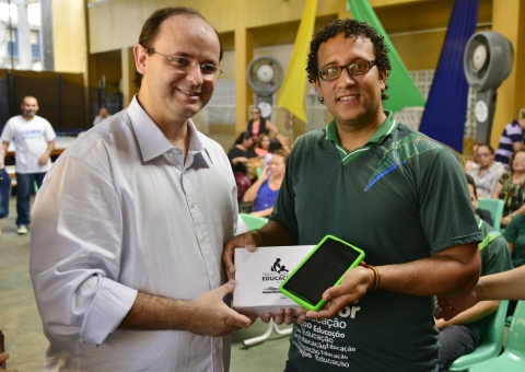Governo entrega tablets para professores da rede pública estadual