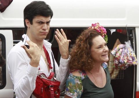 Félix grava cena vendendo cachorro quente