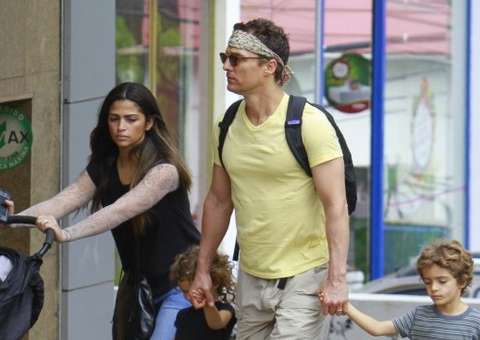  Matthew Mccounaghey passeia por BH com esposa brasileira e filhos