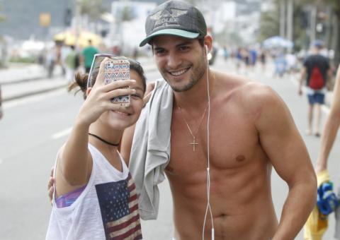  Ex-BBB André mostra boa forma em passeio de skate pelo Rio