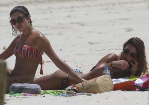  Sophie Charlotte e Thaila Ayala curtem praia juntas 